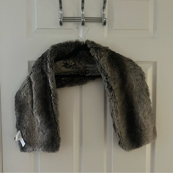 🌲 LOFT Faux Fur Gray and Brown Stole/Wrap - Picture 2 of 4